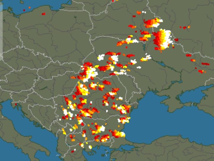 Грозовые ливни, град и шквалы в ближайшие часы: названы регионы, которые накроет непогода