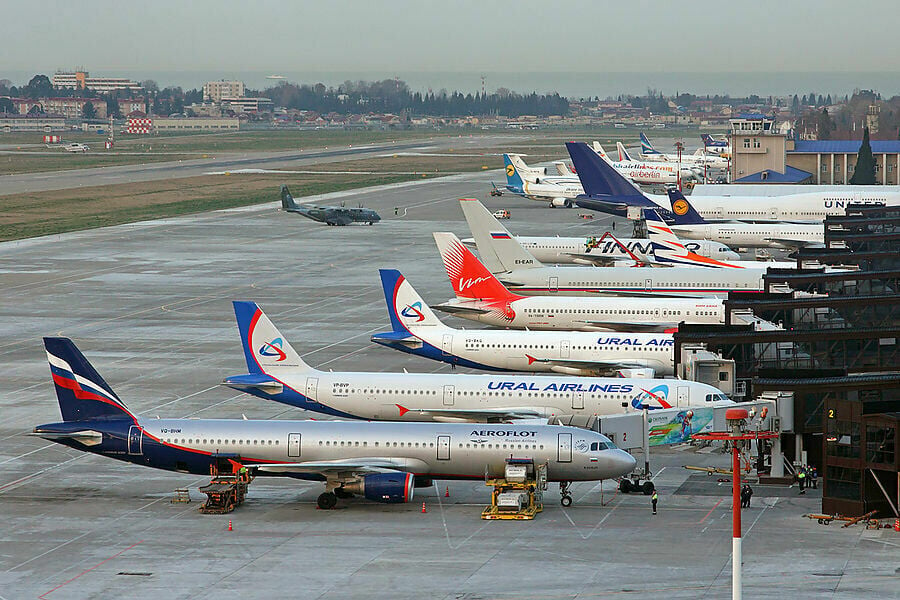 Санкции приземлили РФ: российские авиакомпании отключат от "авиационного SWIFT"