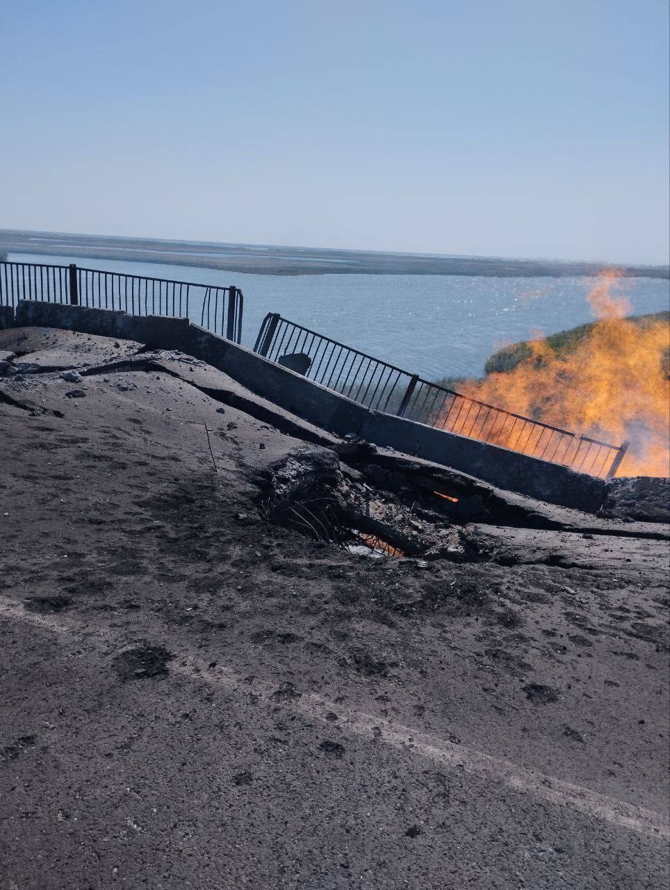 ВСУ продырявили ракетами сразу два моста в Крыму, появились фото: полотно вывернуло наружу