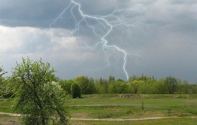 На Украину надвигаются дожди с грозами и градом – объявлено штормовое предупреждение