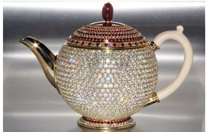 Золотой чайник с бриллиантами и рубинами стал самым дорогим в мире: сколько он стоит 