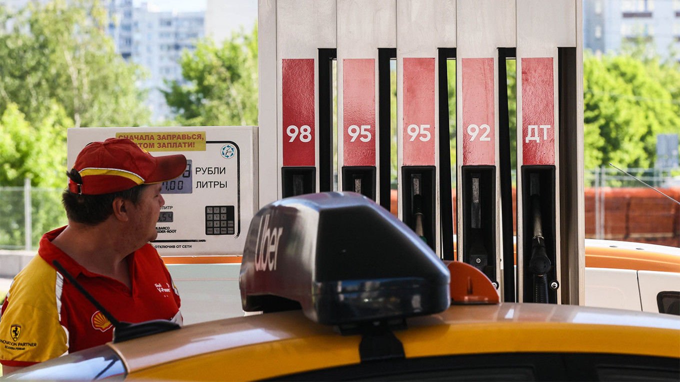 ​Цены на бензин в РФ бьют новые рекорды: эксперты озвучили корень проблемы