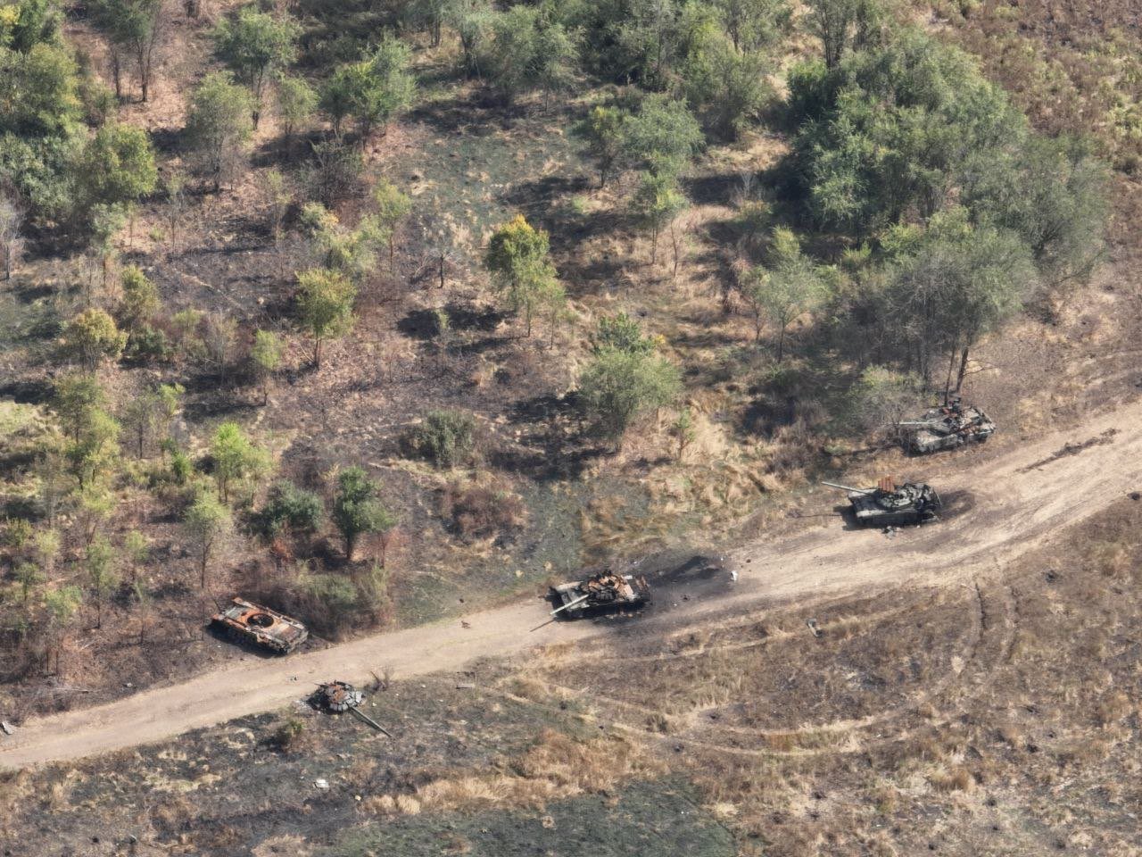 ВСУ разгромили колонну российских танков: башня оторвана, оккупанты разбросаны по округе