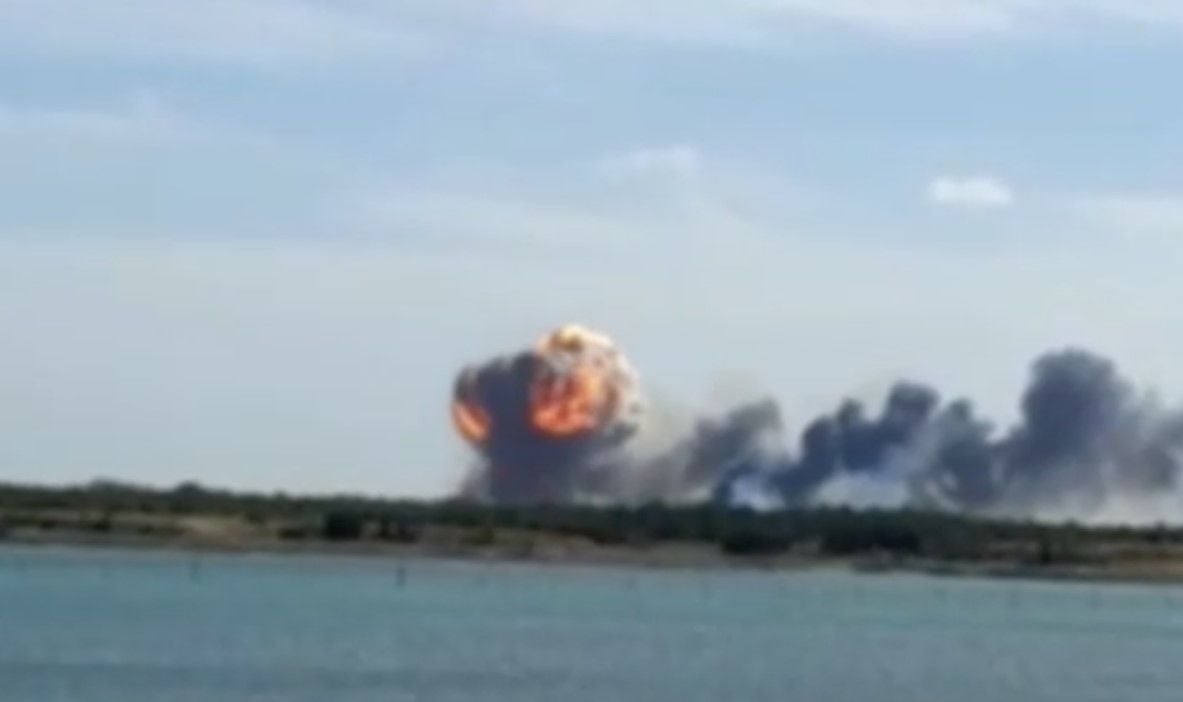 В Симферополе горит база армии РФ, перед пожаром раздались взрывы 