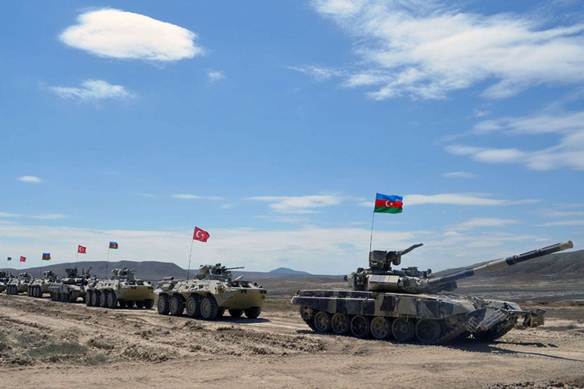​Азербайджан стягивает вооружение к границе Армении: замечены колонны танков и ударные Ми-17