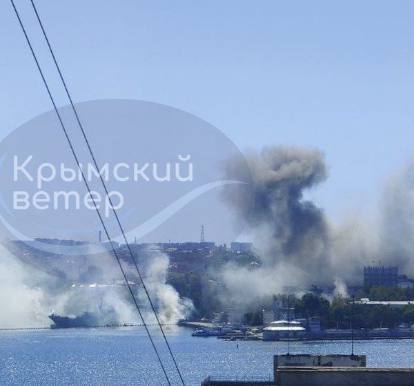 ​”Жестко бьют”, – в центре Севастополя взрывы, после атаки горит штаб Черноморского флота РФ