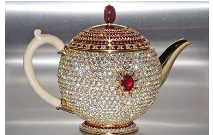 Золотой чайник с бриллиантами и рубинами стал самым дорогим в мире: сколько он стоит 