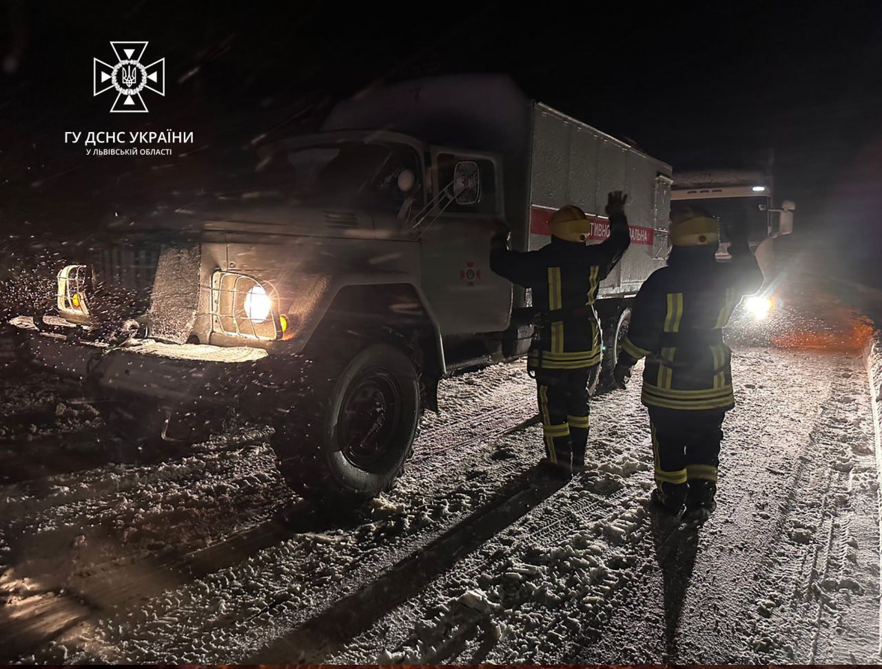 Непогода на Закарпатье: трассы заблокированы снегом и поваленными деревьями