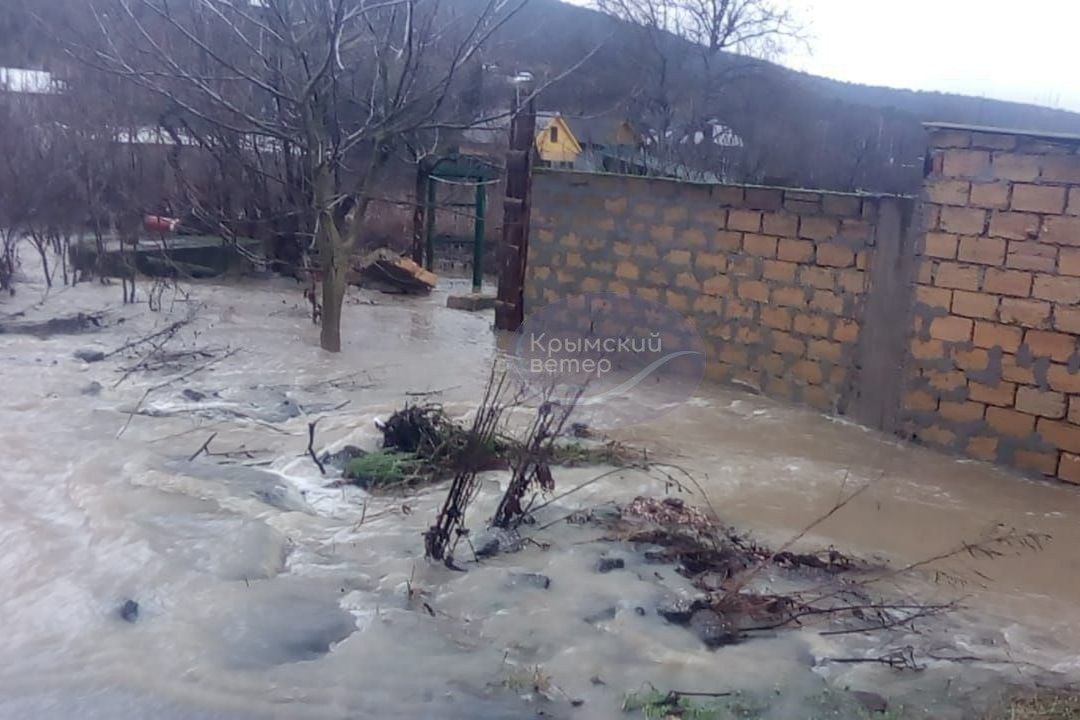 "Нас затапливает! Что делается?" – Юг Крыма уходит под воду, в Ялте начались оползни