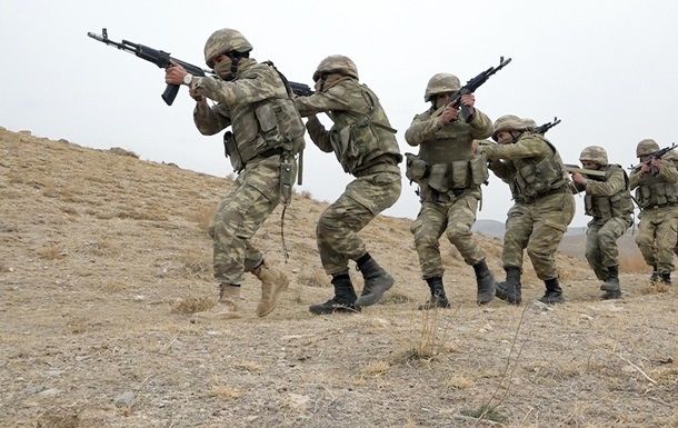 На границе Армении и Азербайджана снова неспокойно: военные с обеих сторон открыли огонь, есть раненые