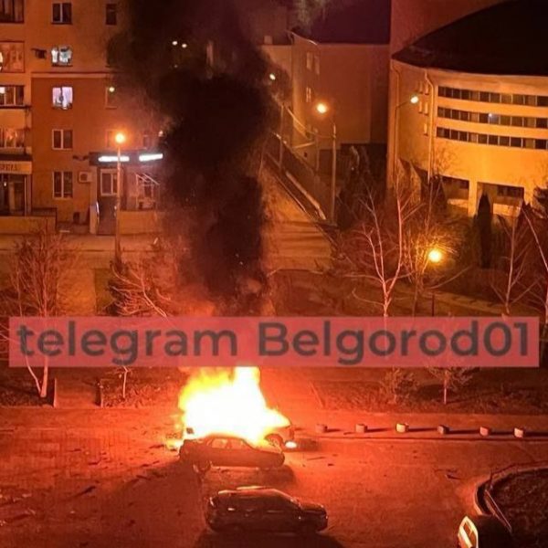В Белгороде “горячо”: в городе воют сирены и горят авто