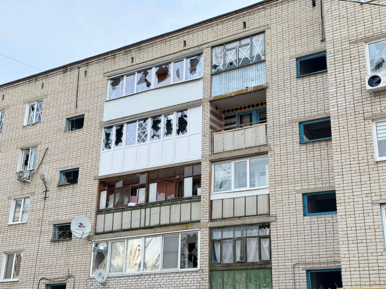 Артиллерия разносит Белгород: снаряды падают на улице, взрывы в многоэтажках