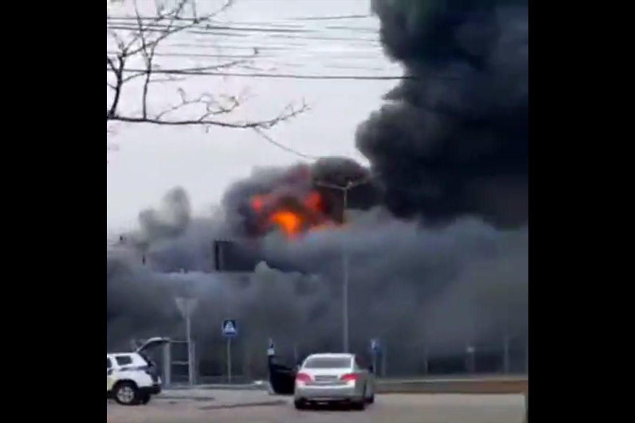 ​Никополь под ударом: армия Путина атаковала ТЦ, здание охвачено огнем