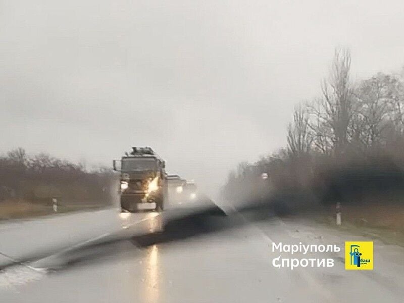 Россияне активизировались под Мариуполем: партизаны показали большую переброску техники