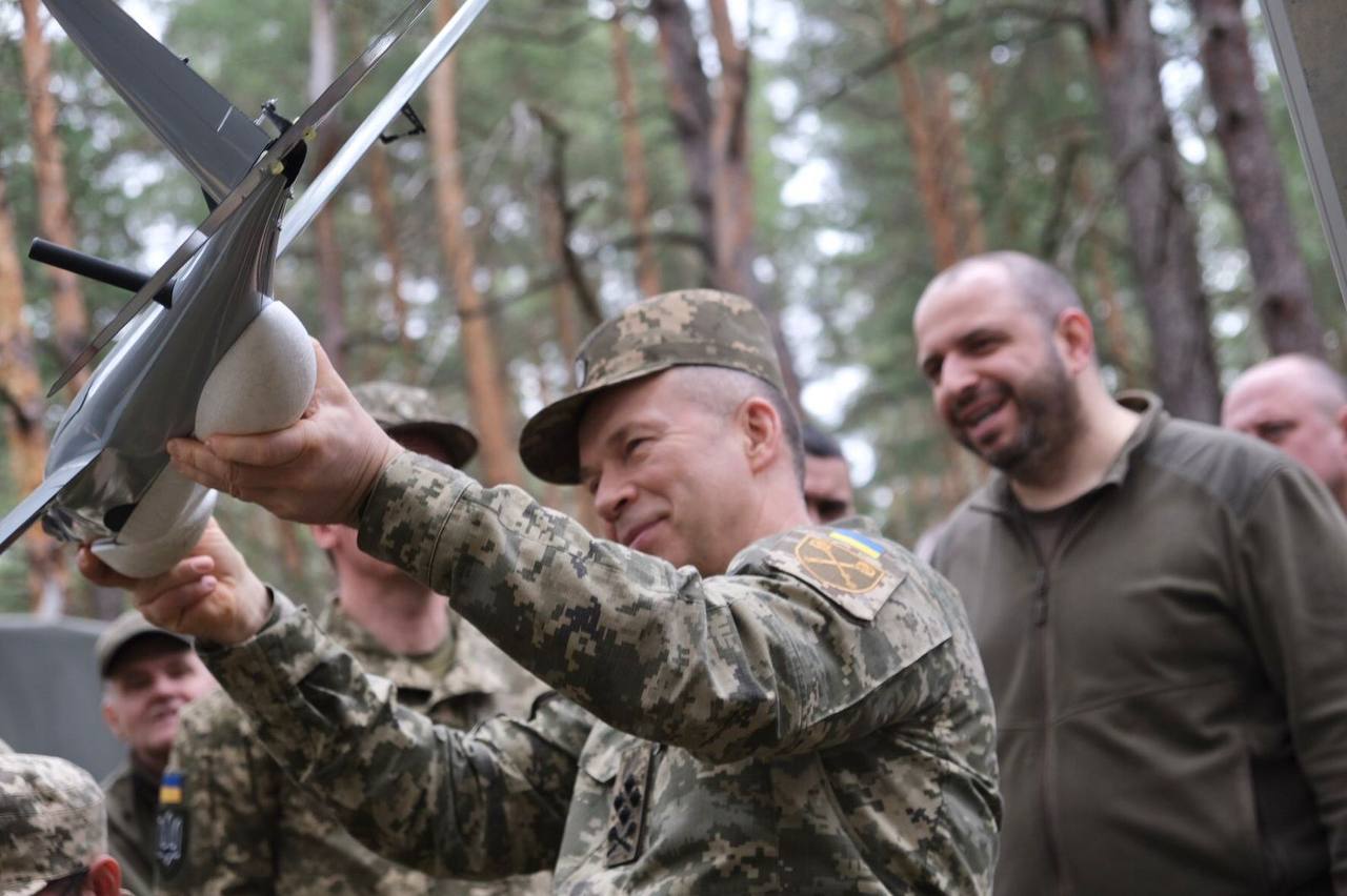 БПЛА и наземные роботы: Сырскому и Умерову показали новые разработки украинского оружия