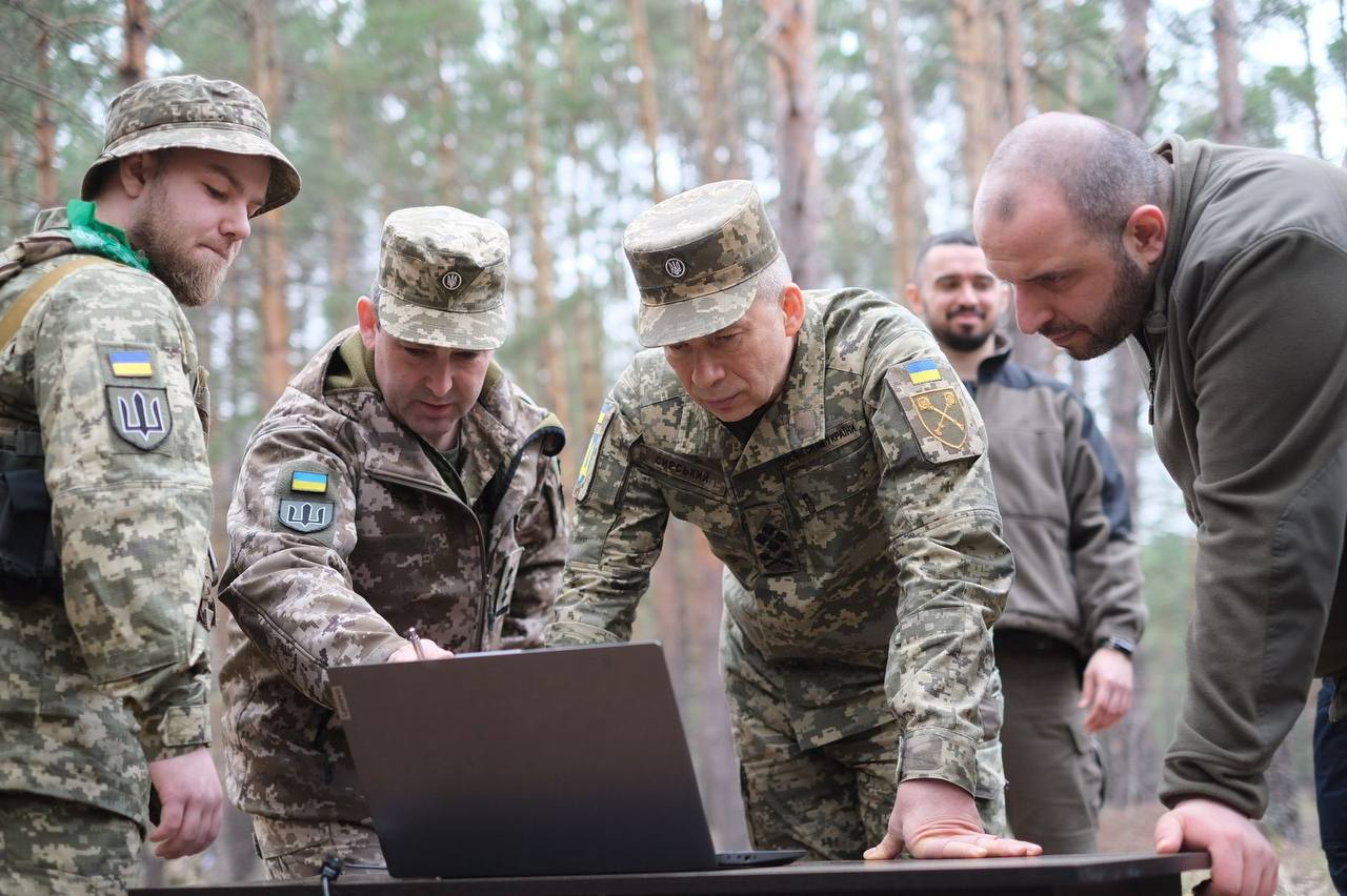 БПЛА и наземные роботы: Сырскому и Умерову показали новые разработки украинского оружия