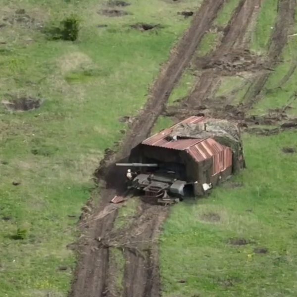 ВСУ подбили российский танк с наваренным “сараем”: появилось видео