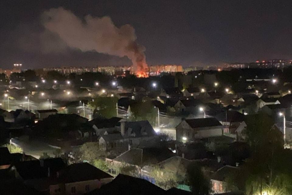 ​"Долбануло", - в Воронеже взрывы и сильный пожар, город под ударом БПЛА