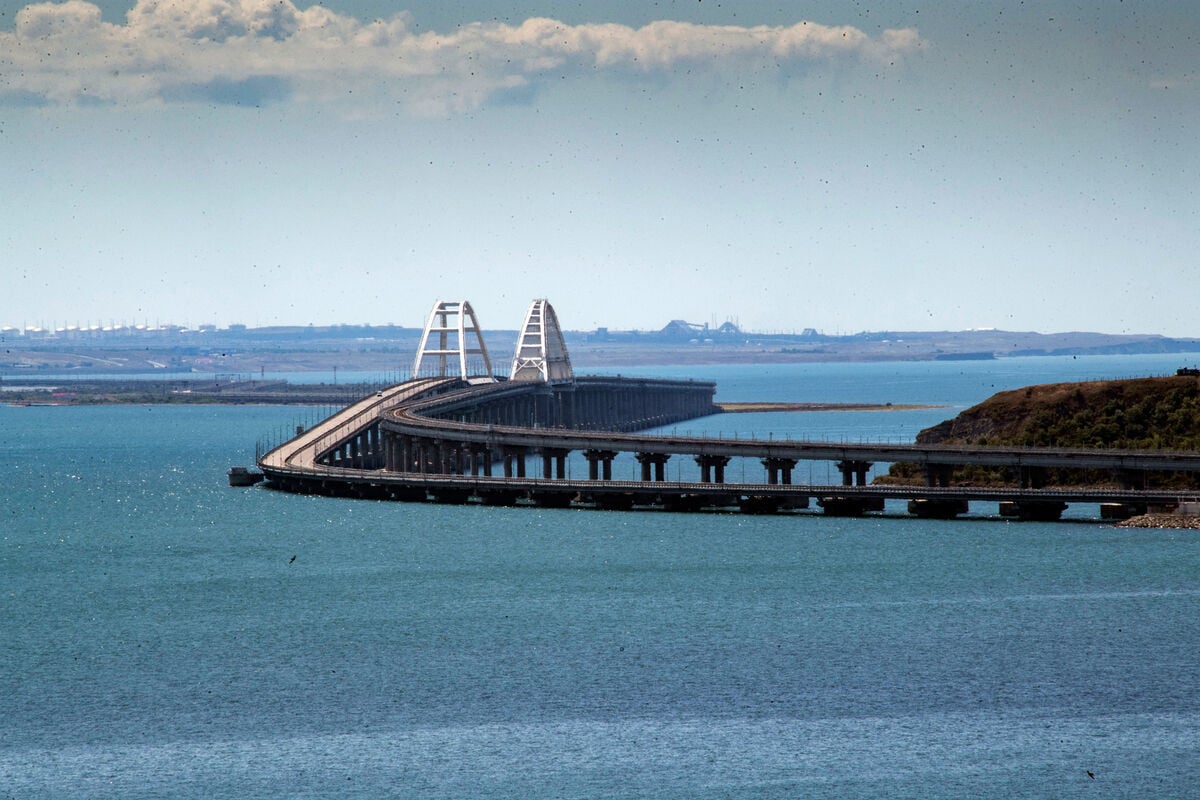 Россияне пытаются спасти Крымский мост "щитом" из барж: появились снимки 