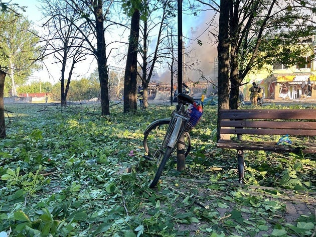 Зеленский показал последствия обстрела Вольнянска: "Затягивание решений означает потерю жизней"