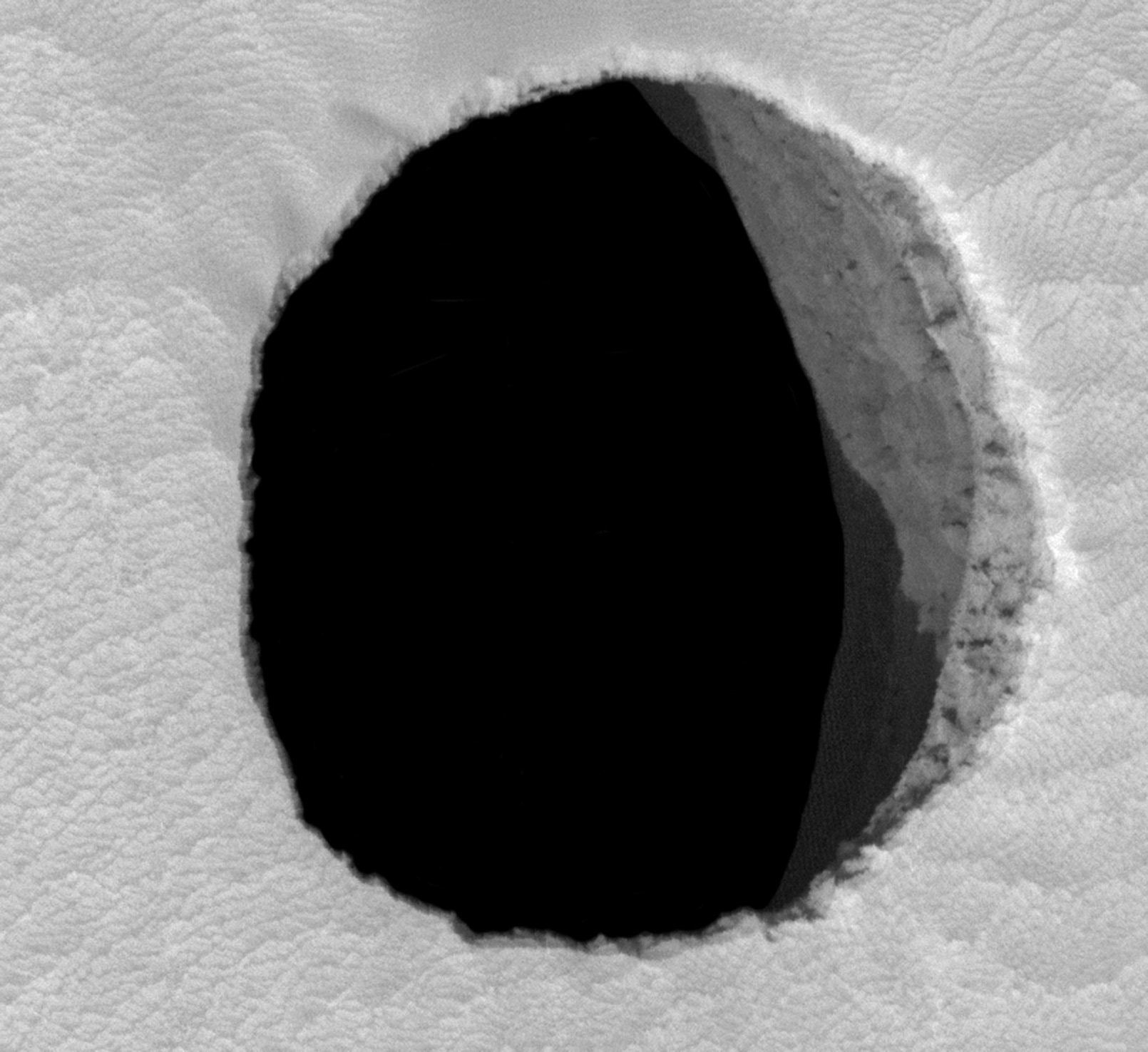 Ученые США обнаружили на Марсе загадочную дыру: возможно, это вход в пещеры, которые послужат колонизации