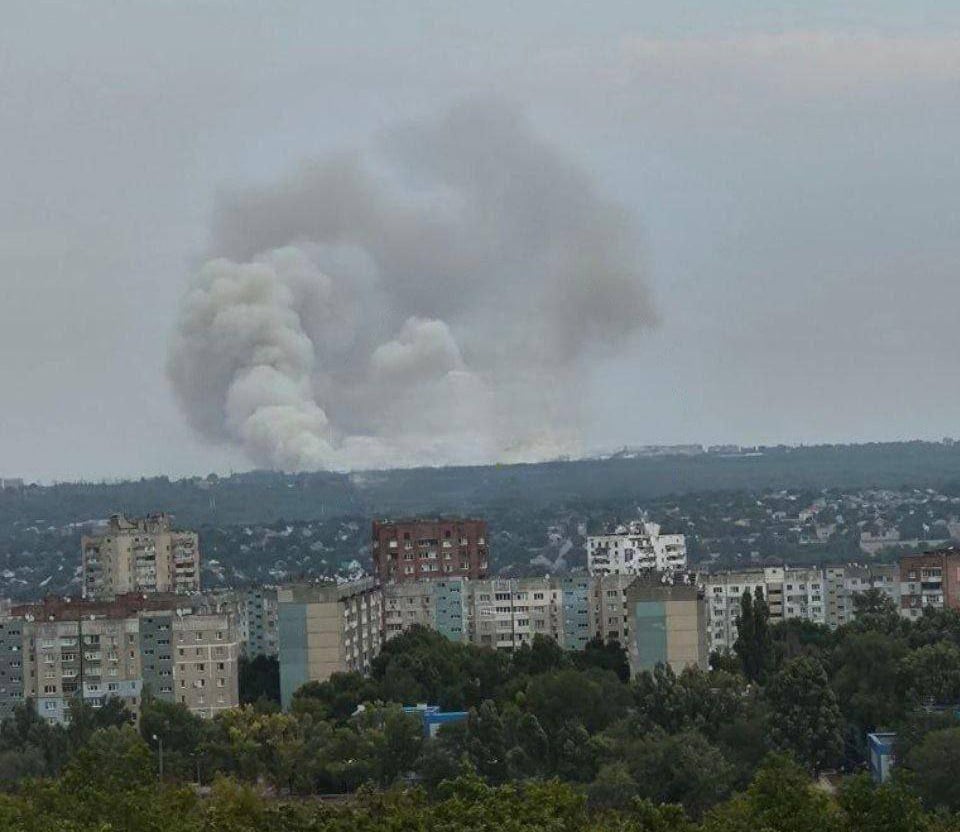 В Луганске гремят мощные взрывы и вторичная детонация: взорван крупный объект - СМИ