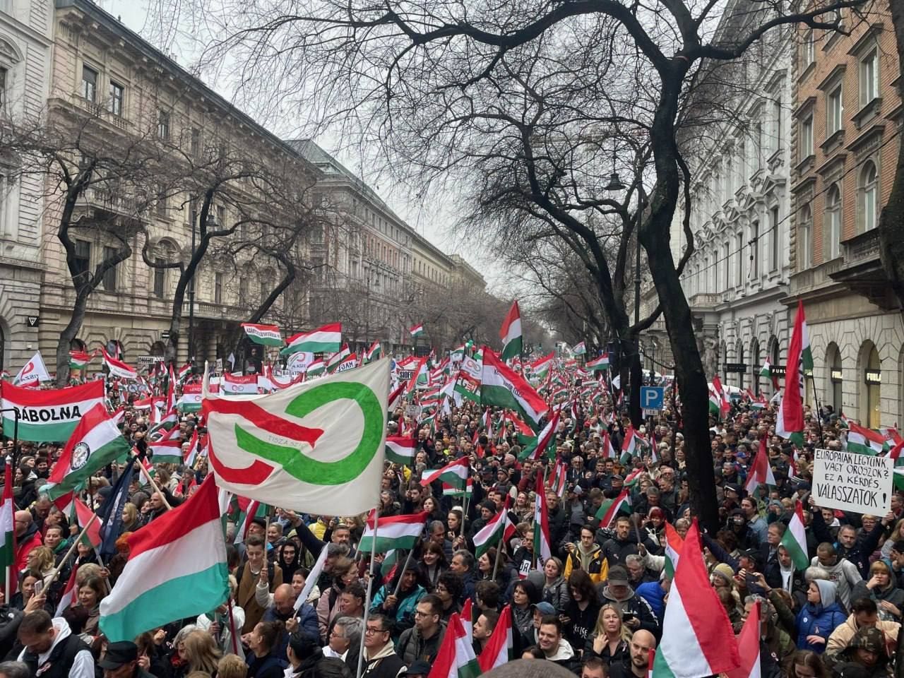 "Товарищи, конец!" – в Будапеште десятки тысяч венгров восстали против Орбана 