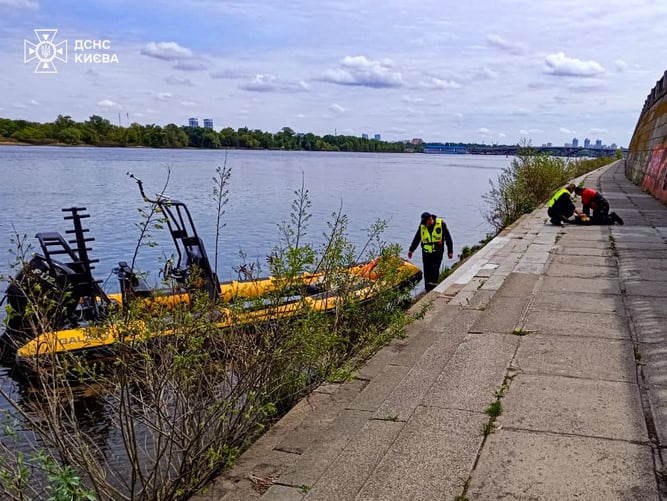 У Києві жінка впала з Пішохідного мосту: її не вдалося врятувати