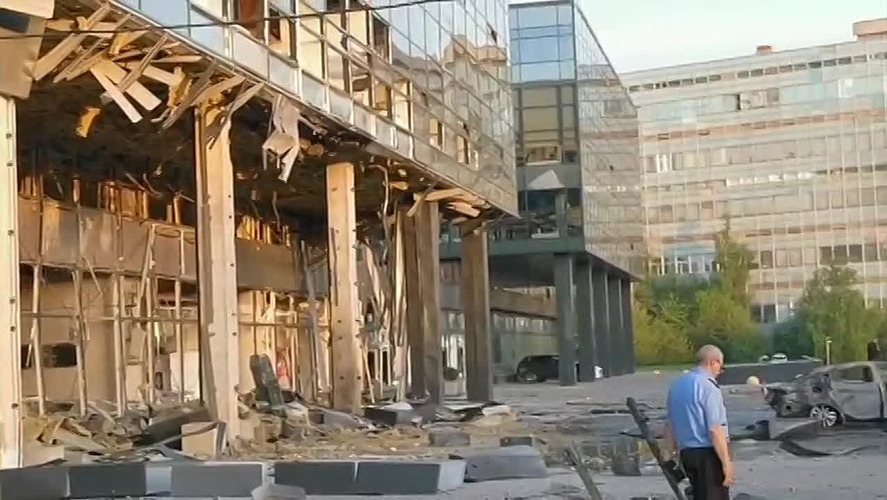 ​"Прилетели дроны, три штуки", - беспилотники атаковали завод электроники в Зеленограде: кадры