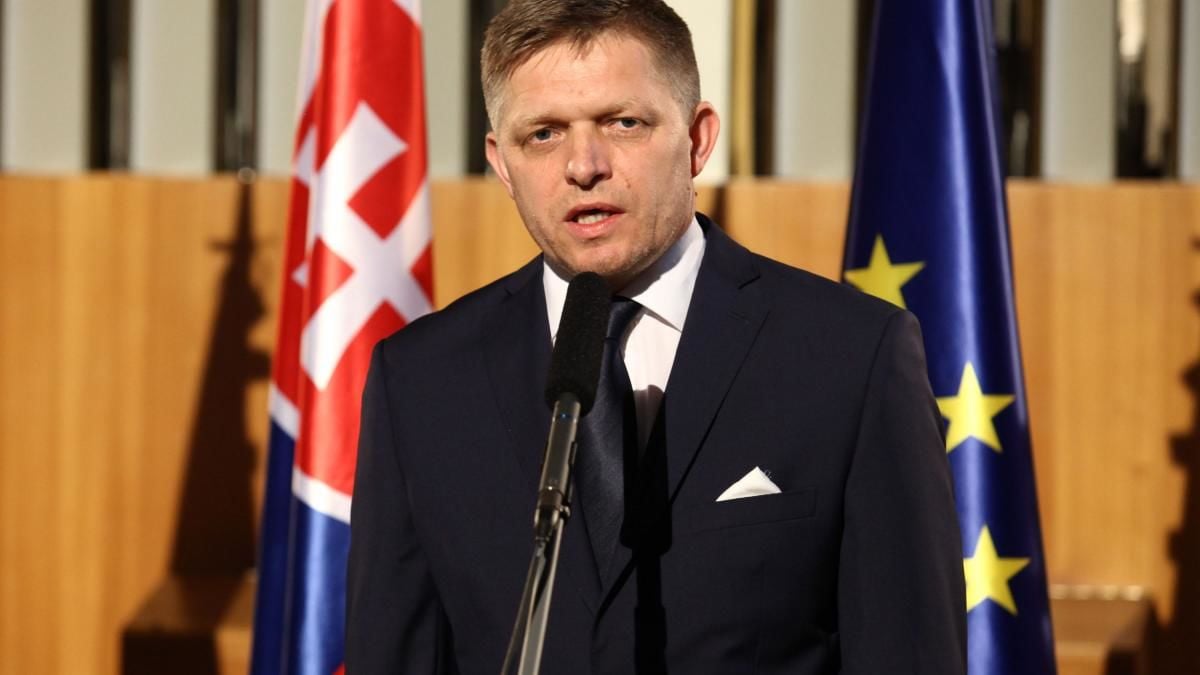 Фицо пожаловался на попытку не пустить его на парад в Москву