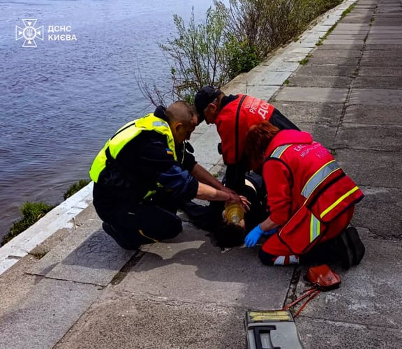 У Києві жінка впала з Пішохідного мосту: її не вдалося врятувати