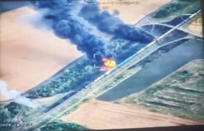 Под Токмаком ГУР сожгло поезд армии РФ с топливом, дым видели на 20 км
