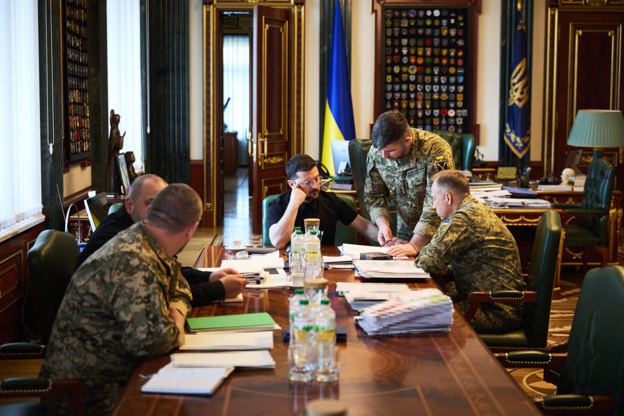​Фронт и дроны: Зеленский провел встречу с командованием Сил обороны