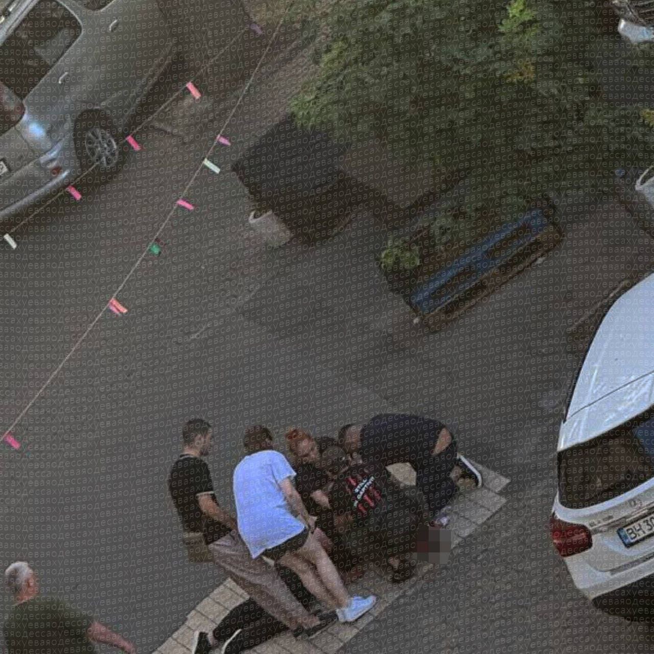 Стрельба в Одессе: ранен в голову молодой парень, стрелки сбежали