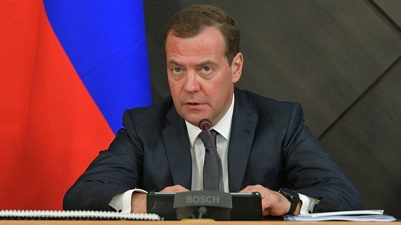 Медведев нахамил Трампу после решения возобновить поставки оружия Украине