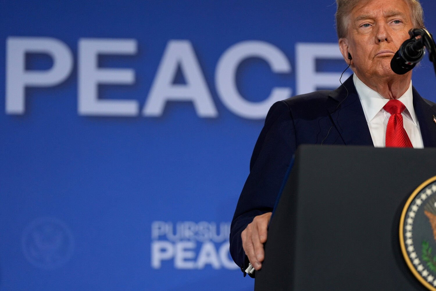 Трамп принял неожиданное решение по встрече с Зеленским и Путиным – The Guardian