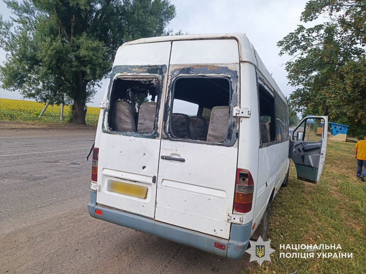 На Днепропетровщине российский дрон ударил по микроавтобусу: есть погибший и раненые