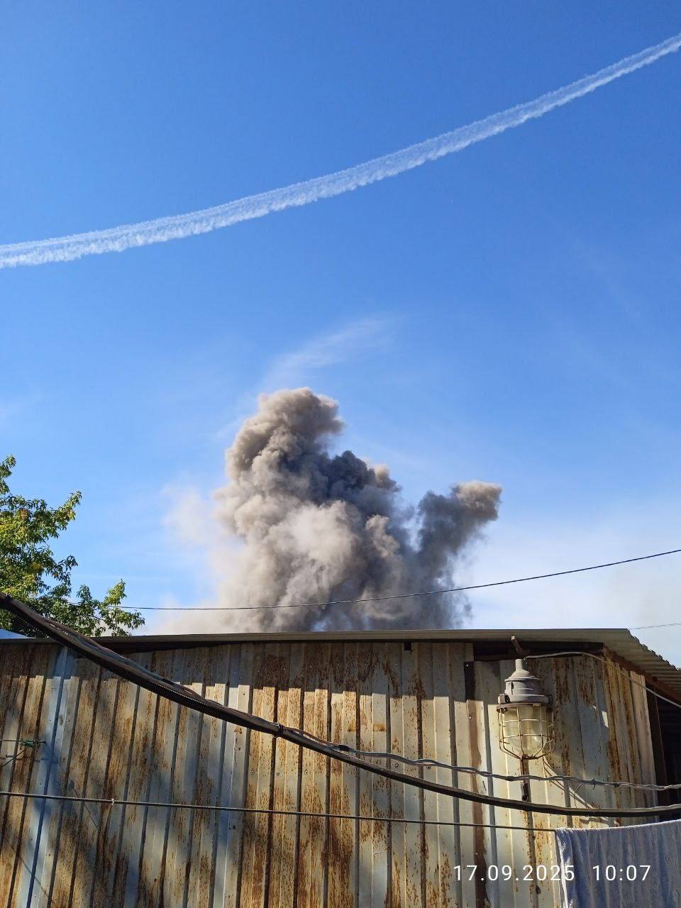 В оккупированном Донецке прогремели взрывы: над городом поднялся столб дыма