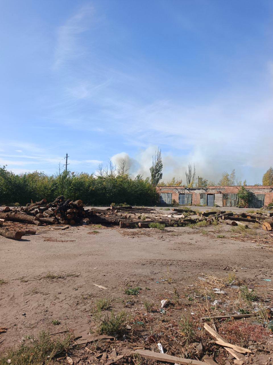 В оккупированном Донецке прогремели взрывы: над городом поднялся столб дыма
