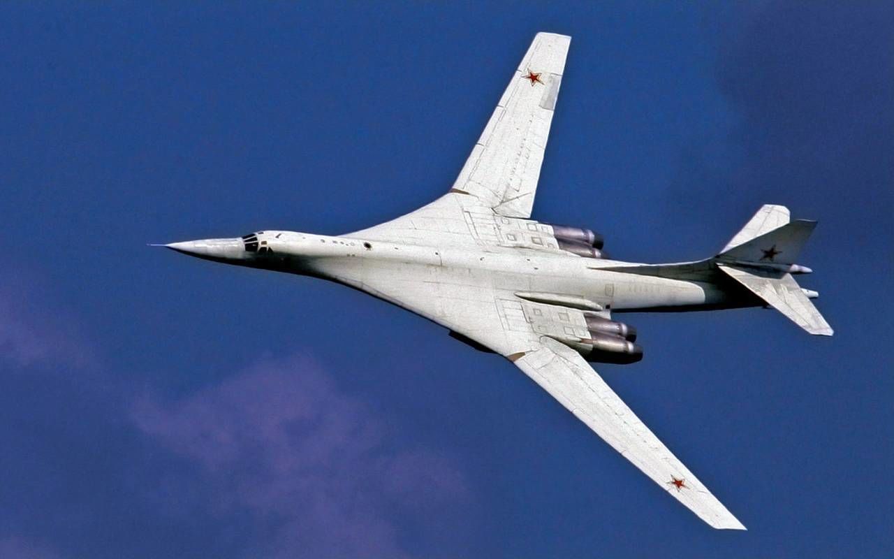 Российский Ту-160 нарвался на удар молнии во время атаки на Украину и "самоликвидировался"