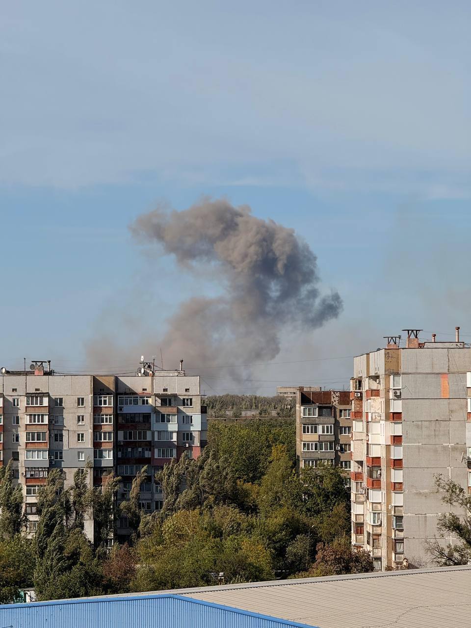 В оккупированном Донецке прогремели взрывы: над городом поднялся столб дыма