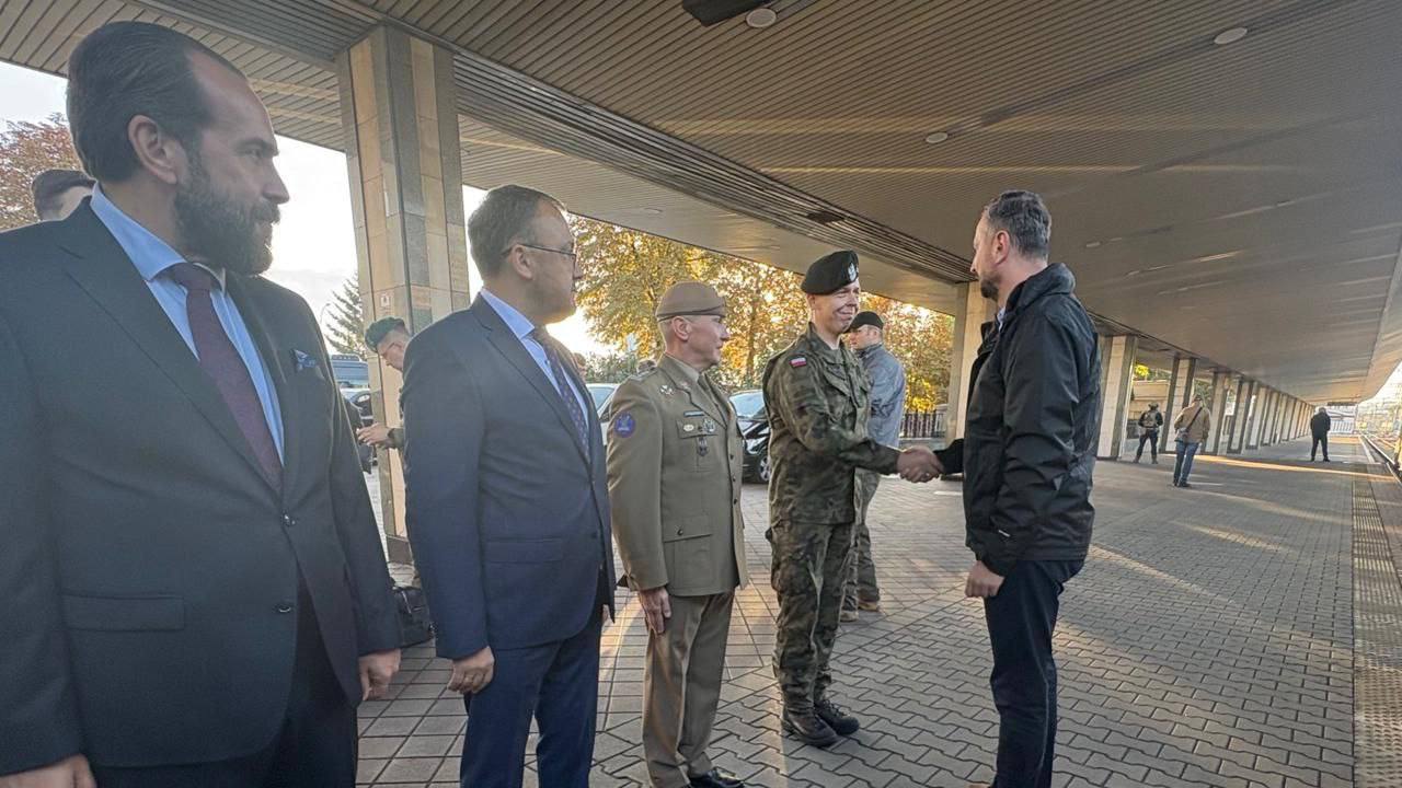 Министр обороны Польши Косиняк-Камиш прибыл в Киев для обсуждения безопасности и поддержки Украины