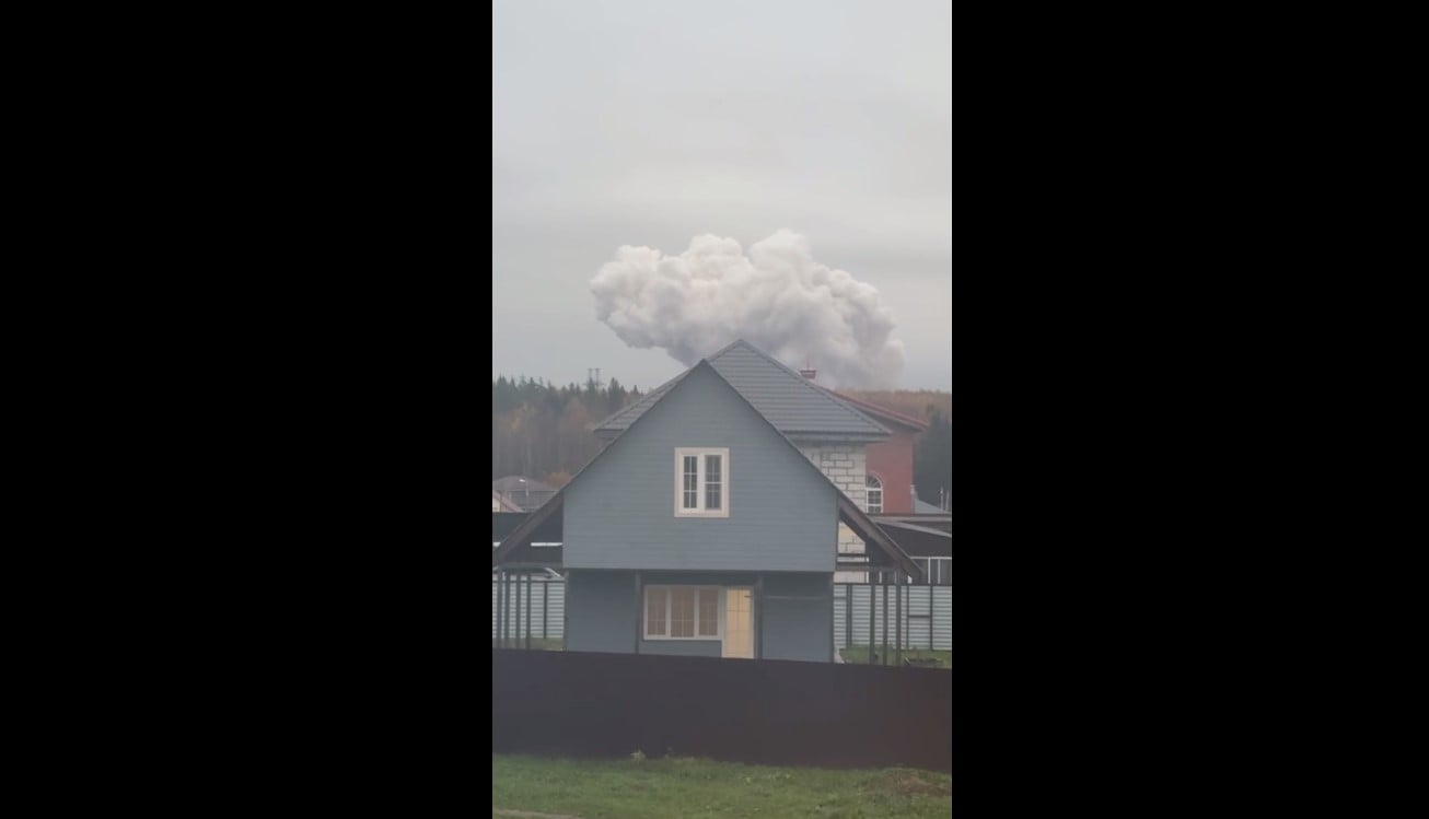 Предприятие Роскомоса под Москвой окутал огромный столб дыма, очевидцы сообщают о "взрыве"