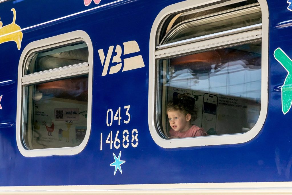 «Укрзалізниця» з 28 червня збільшить кількість дитячих вагонів із 13 до 16. Публікуємо список поїздів, маршрути, оснащення вагонів та правила поїздок із дітьми влітку 2026 року.