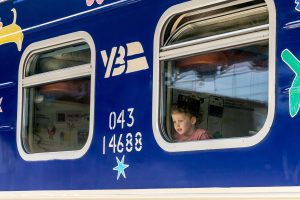 «Укрзалізниця» з 28 червня збільшить кількість дитячих вагонів із 13 до 16. Публікуємо список поїздів, маршрути, оснащення вагонів та правила поїздок із дітьми влітку 2026 року.