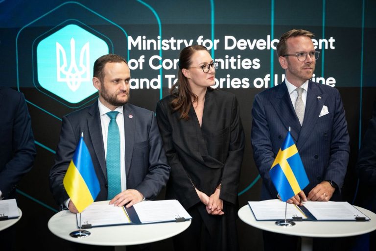 У Гданську підписали 160 угод на понад 10 млрд євро: ЄС надав перші 3,2 млрд євро, Світовий банк — 3,4 млрд доларів, створено нові фонди для відновлення України.