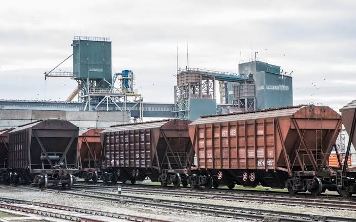 Тарифи Укрзалізниці на вантажні перевезення пропонують підвищити на 30% з 1 серпня 2026 року. Розбираємо, яких вантажів стосуються зміни та чи подорожчають квитки для пасажирів.