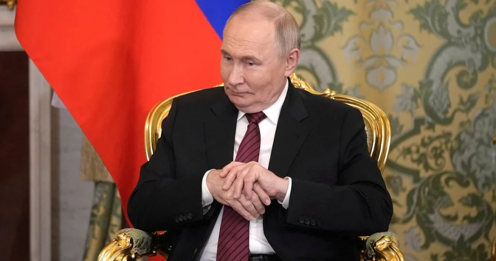 Кремль не демонструє готовності до реальних мирних переговорів і розраховує, що США змусять Україну погодитися на територіальні та політичні поступки, пише Financial Times.