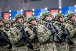 У Литві понад 8100 людей добровільно подали заявки на початкову військову службу у 2026 році. Чому охочих більше, ніж місць, і як змінилися правила призову для молоді та студентів країни.