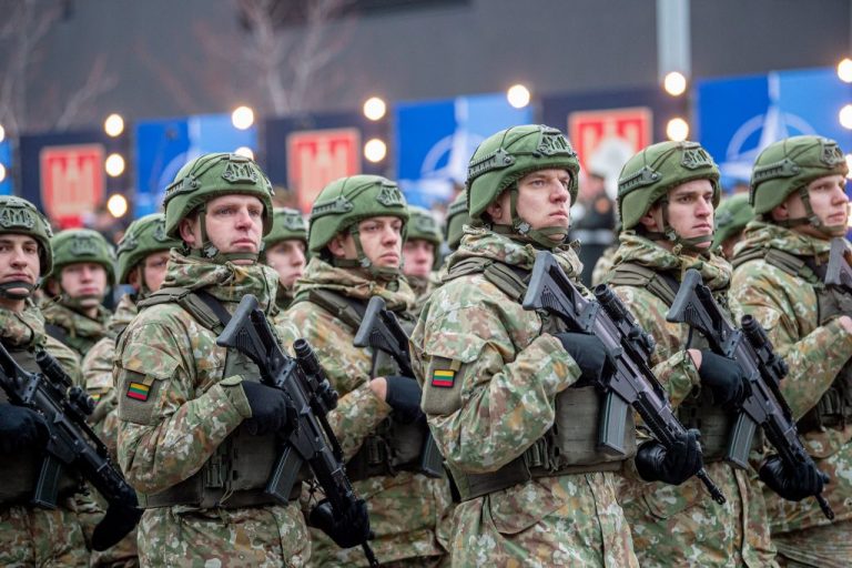 У Литві понад 8100 людей добровільно подали заявки на початкову військову службу у 2026 році. Чому охочих більше, ніж місць, і як змінилися правила призову для молоді та студентів країни.